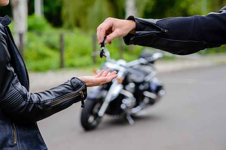 Schlüsselübergabe zur Vermietung von Motorrädern