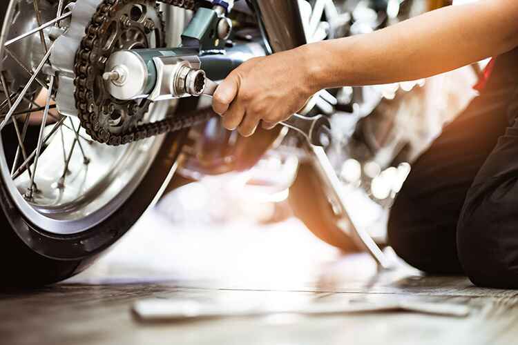 Reparatur eines Motorrades